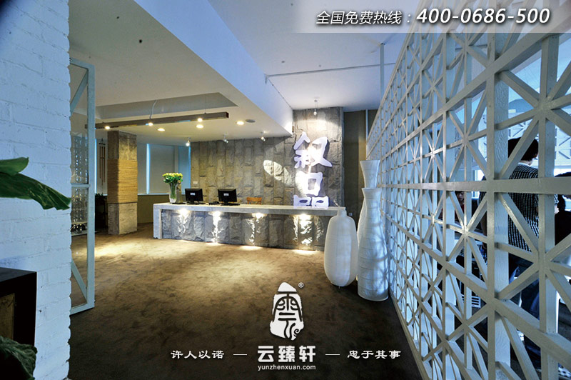 白色優(yōu)雅的辦公室前臺(tái)裝修效果圖